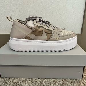 NIKE WOMENS COURT VISION ALTA SNEAKER - TAN.